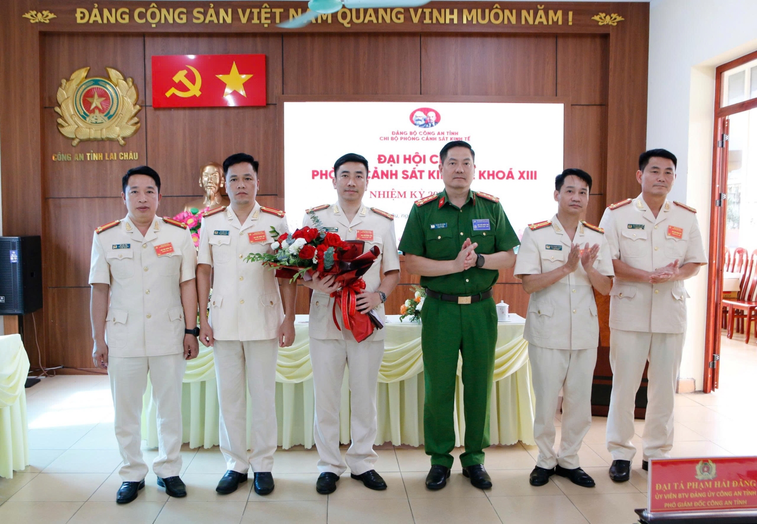 Đại tá Phạm Hải Đăng - Uỷ viên BTV Đảng ủy, Phó Giám đốc Công an tỉnh tặng hoa chúc mừng Chi ủy