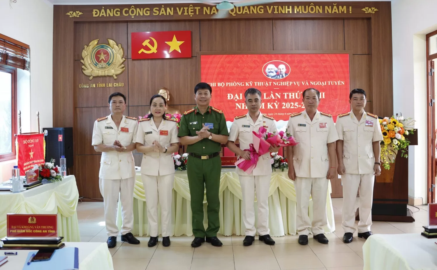 Đại tá Khoàng Văn Thương tặng hoa chúc mừng chi ủy nhiệm kỳ 2025 - 2030