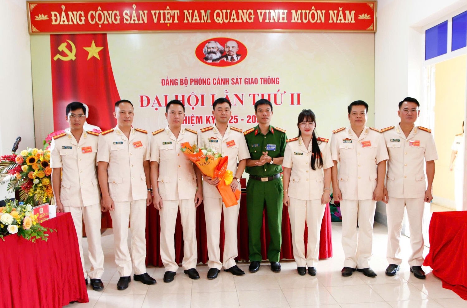 Đại tá Lê Anh Hưng - Ủy viên BTV, Phó Giám đốc Công an tỉnh tặng hoa chúc mừng Ban chấp hành Đảng bộ khóa mới