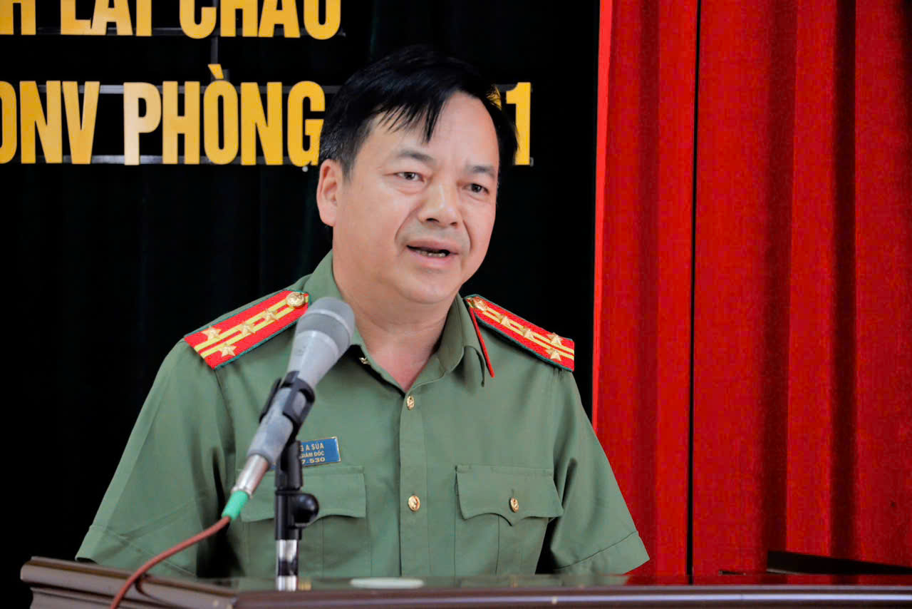 Đại tá Sùng A Súa - Phó giám đốc Công an tỉnh phát biểu chỉ đạo lễ bế giảng