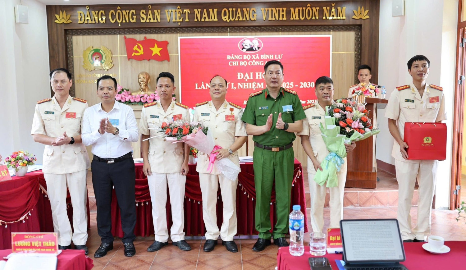 Đại tá Phạm Hải Đăng - Ủy viên Ban Thường vụ Đảng ủy, Phó Giám đốc Công an tỉnh; đồng chí Lương Việt Thảo – Phó Bí thư, Chủ tịch UBND xã Bình Lư tặng hoa chúc mừng Đại hội