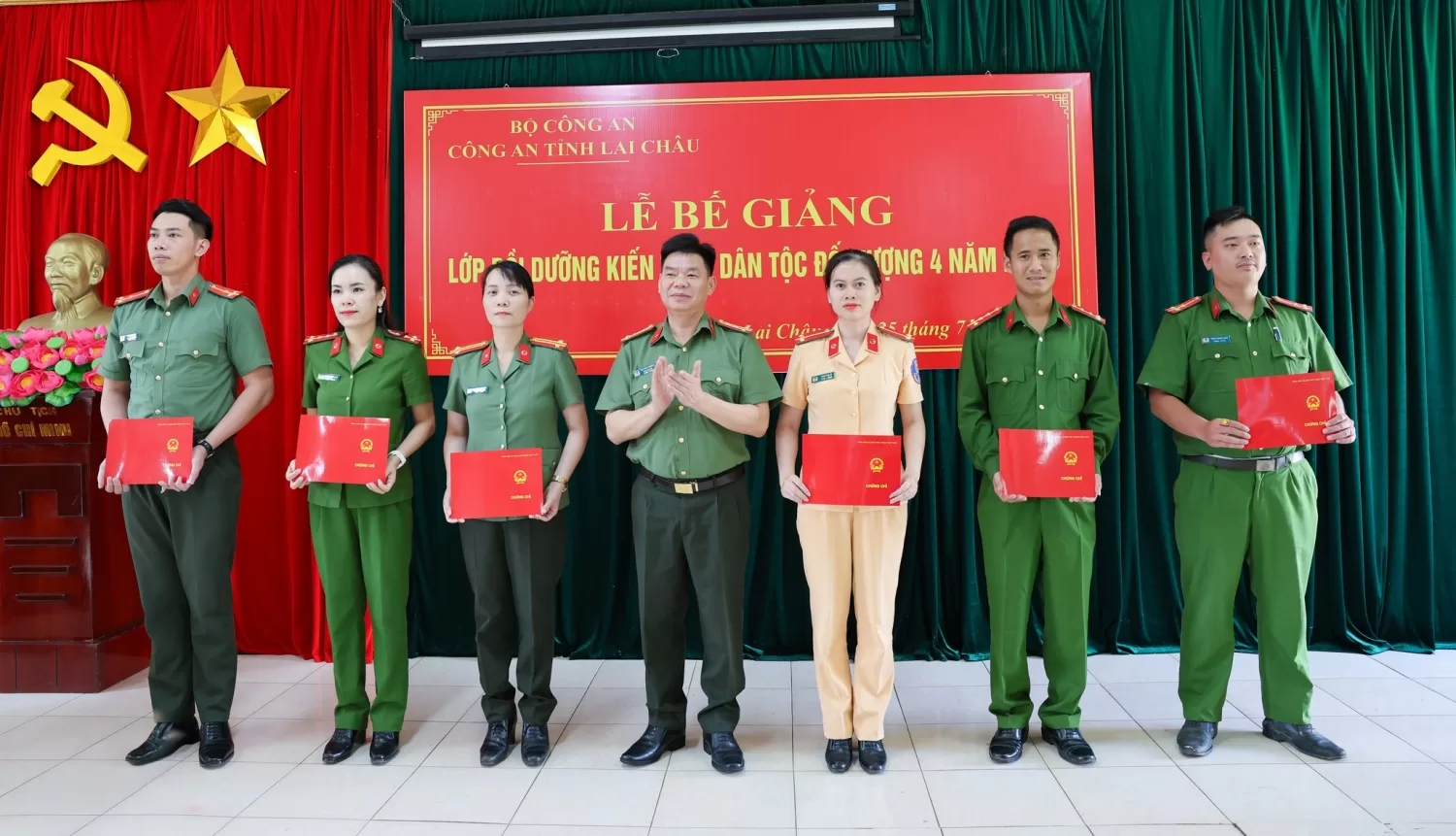 Đại tá Tao Văn Trường - Phó Giám đốc Công an tỉnh trao Giấy chỉ cho các học viên