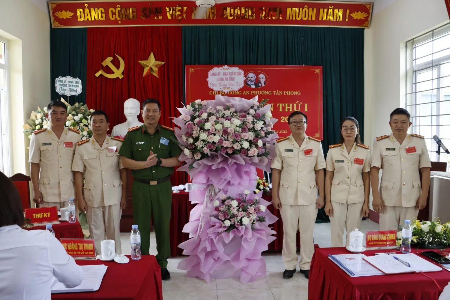 Đại tá Phạm Hải Đăng - Ủy viên Ban Thường vụ Đảng ủy, Phó Giám đốc Công an tỉnh tặng hoa chúc mừng Đại hội