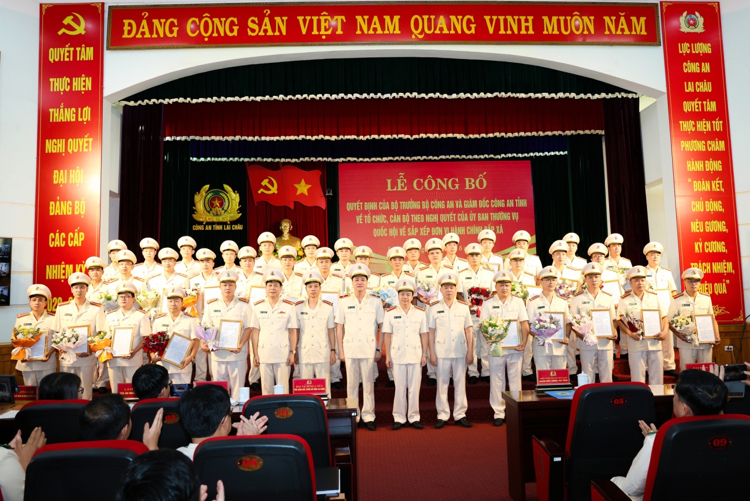 Ban Giám đốc Công an tỉnh chụp ảnh lưu niệm cùng Trưởng Công an của 38 xã mới được thành lập.