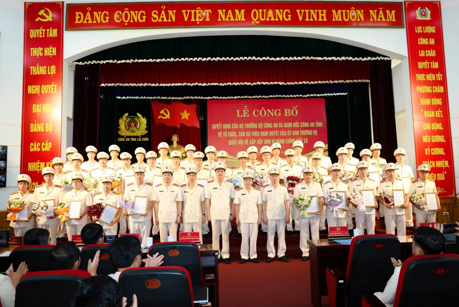 Ban Giám đốc Công an tỉnh chụp ảnh lưu niệm cùng Trưởng Công an của 38 xã mới được thành lập.