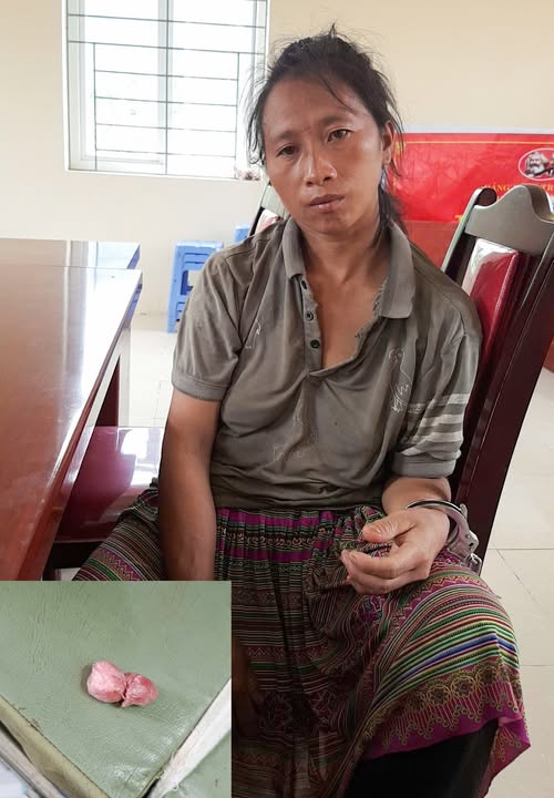 Đối tượng Hạng Thị Ké và tang vật thu giữ tại Cơ quan CSĐT