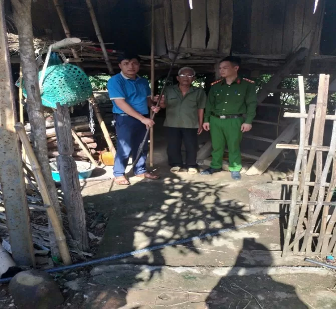 Ảnh: Tuyên truyền vận động người dân giao nộp vũ khí tự chế