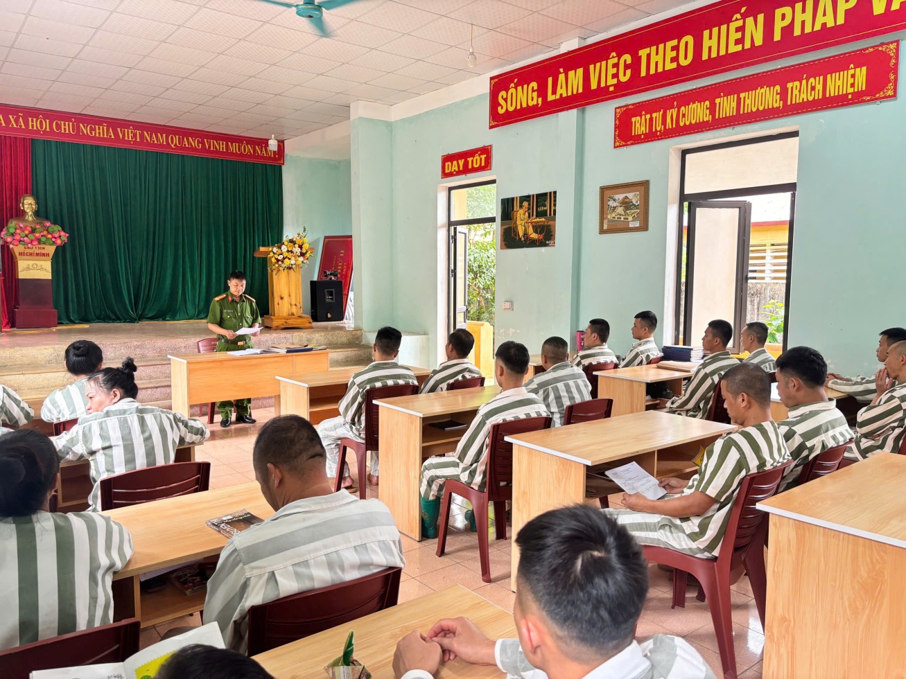 Ảnh: Đ/c Trung tá Chẻo A Dao – Trưởng phân trại tuyên truyền,  phổ biến phạm nhân các nội dung đặc xá đợt 2 năm 2025.