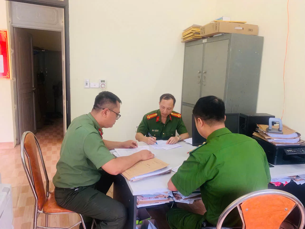 Cán bộ Phòng Hậu cần thực hiện việc kiểm kê tài sản và bàn giao Tài sản công cho Công an xã mới sau sáp nhập
