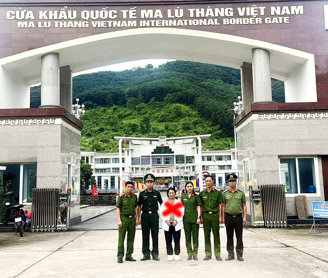Đối tượng Vàng Gạ Lơ (x) bị lực lượng chức năng bắt giữ sau 7 năm trốn truy nã sang Trung Quốc