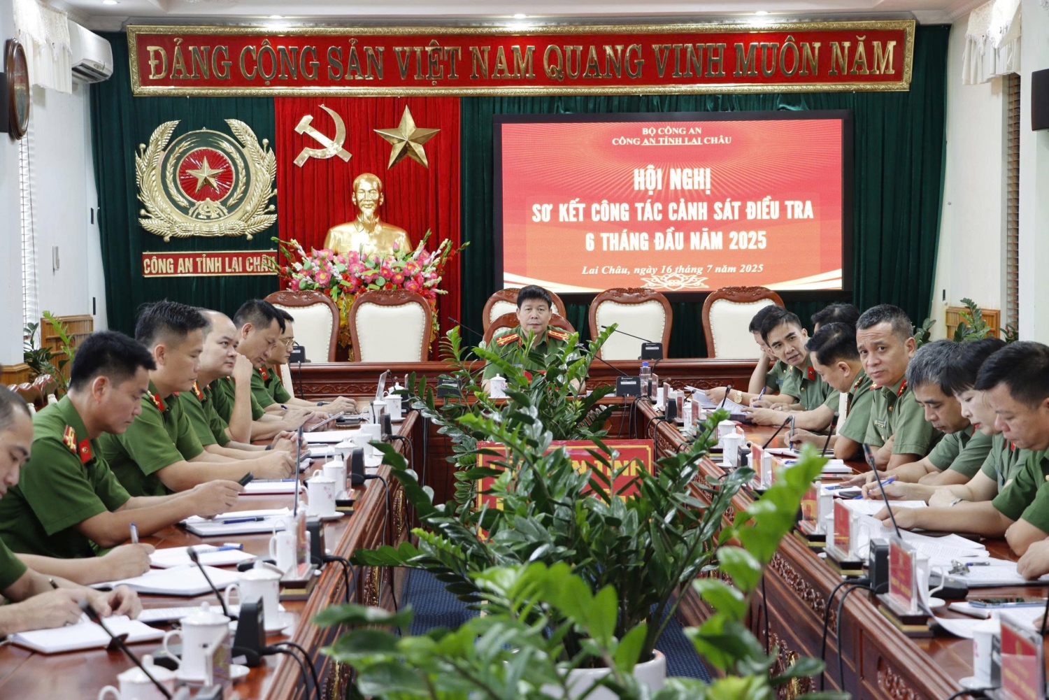 Đại tá Khoàng Văn Thương - Phó Giám đốc, lãnh đạo các phòng chức năng dự hội nghị tại điểm cầu công an tỉnh