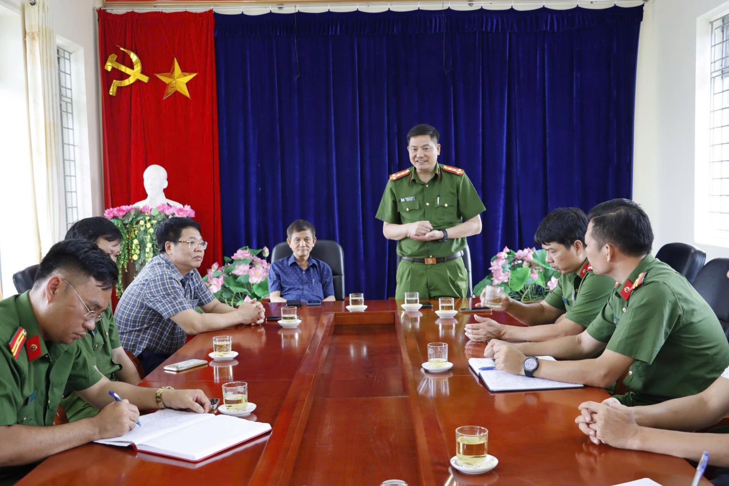 Đại tá Phạm Hải Đăng - Phó Giám đốc Công an tỉnh phát biểu tại buổi làm việc