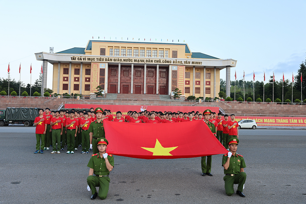 Nghi lễ chào cờ trước giải chạy