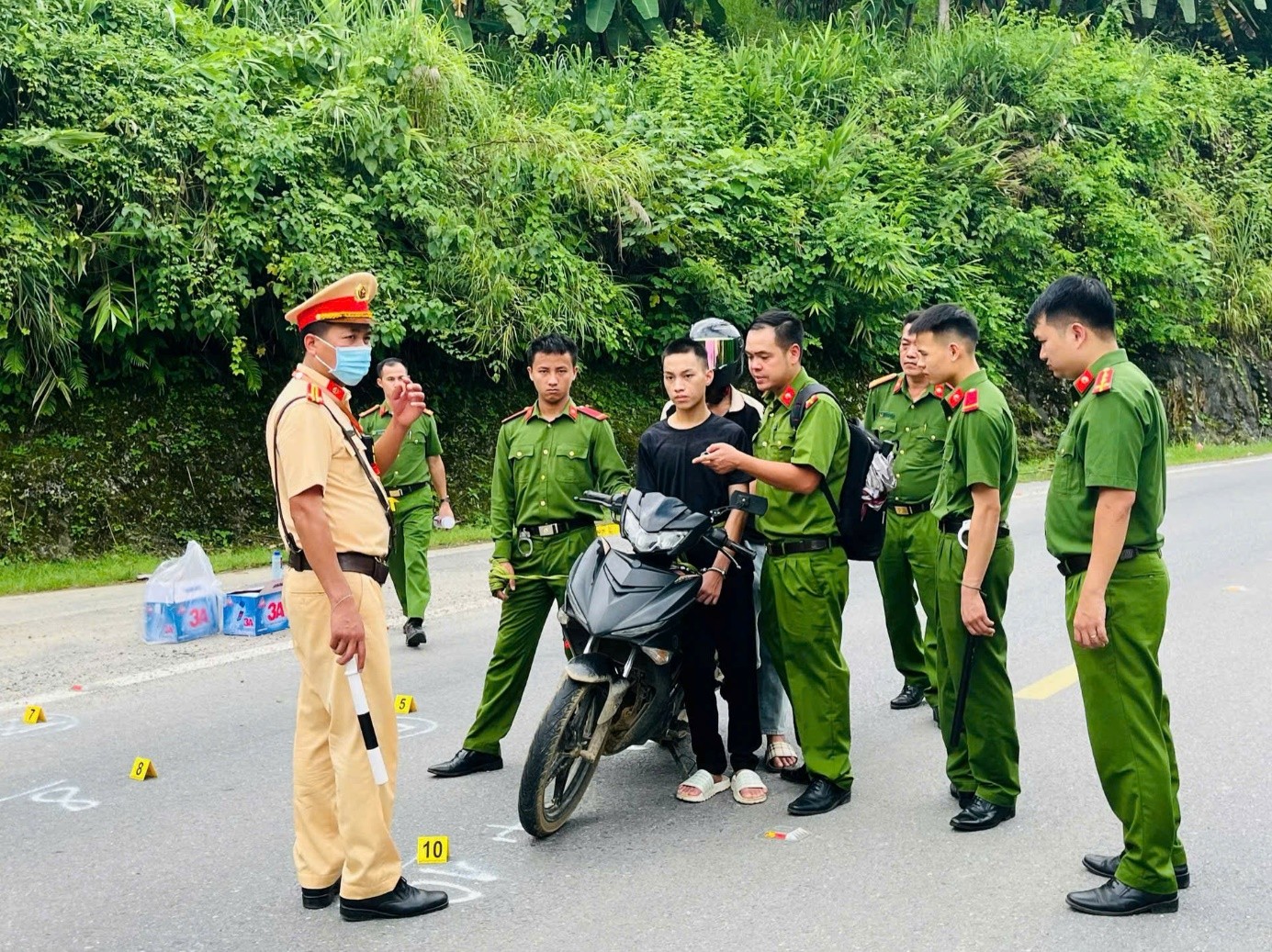 Bị can Mùa A Hảo tại hiện trường vụ án