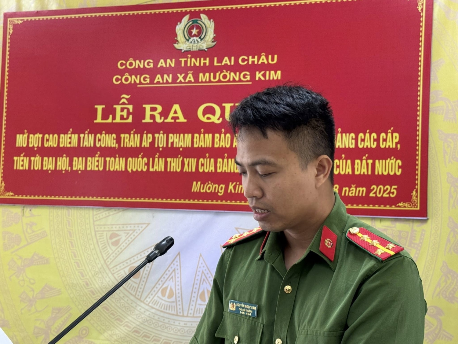Đ/c Đại uý Nguyễn Ngọc Nam; Phó Trưởng Công an xã tham luận về kế hoạch đảm bảo ANTT