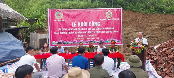 Đại tá Bùi Gia Lượt - Nguyên Phó Giám đốc Công an tỉnh, Chủ tịch Hội cựu Công an nhân dân tỉnh Lai Châu phát biểu tại buổi Lễ