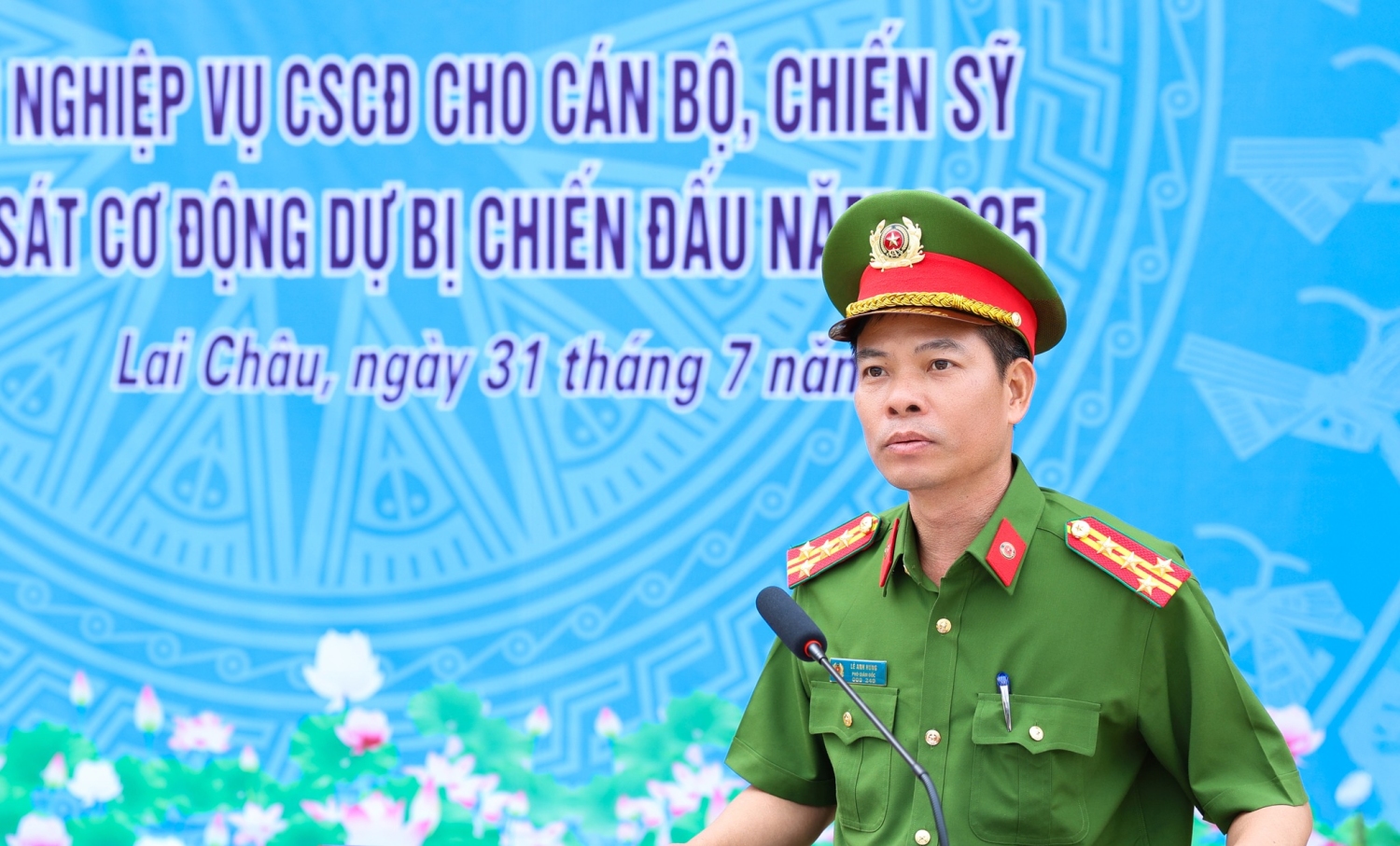 Đại tá Lê Anh Hưng - Phó Giám đốc Công an tỉnh phát biểu chỉ đạo tại lễ bế giảng.