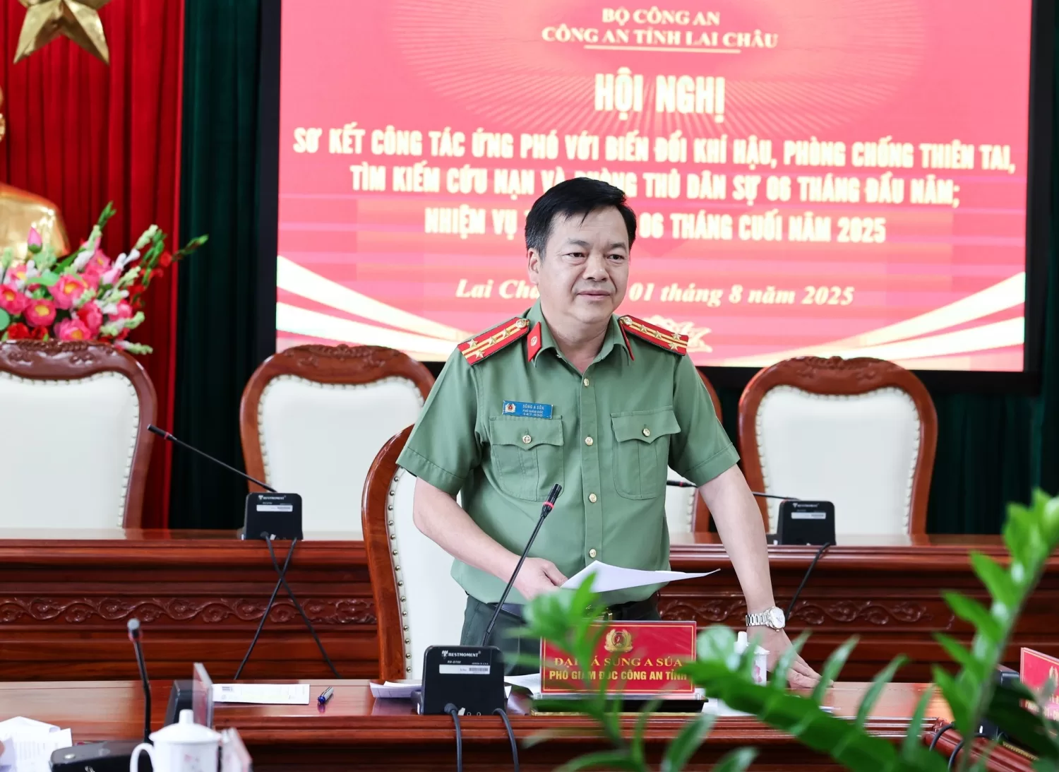 Đại tá Sùng A Súa - Phó Giám đốc Công an tỉnh phát biểu kết luận tại hội nghị.