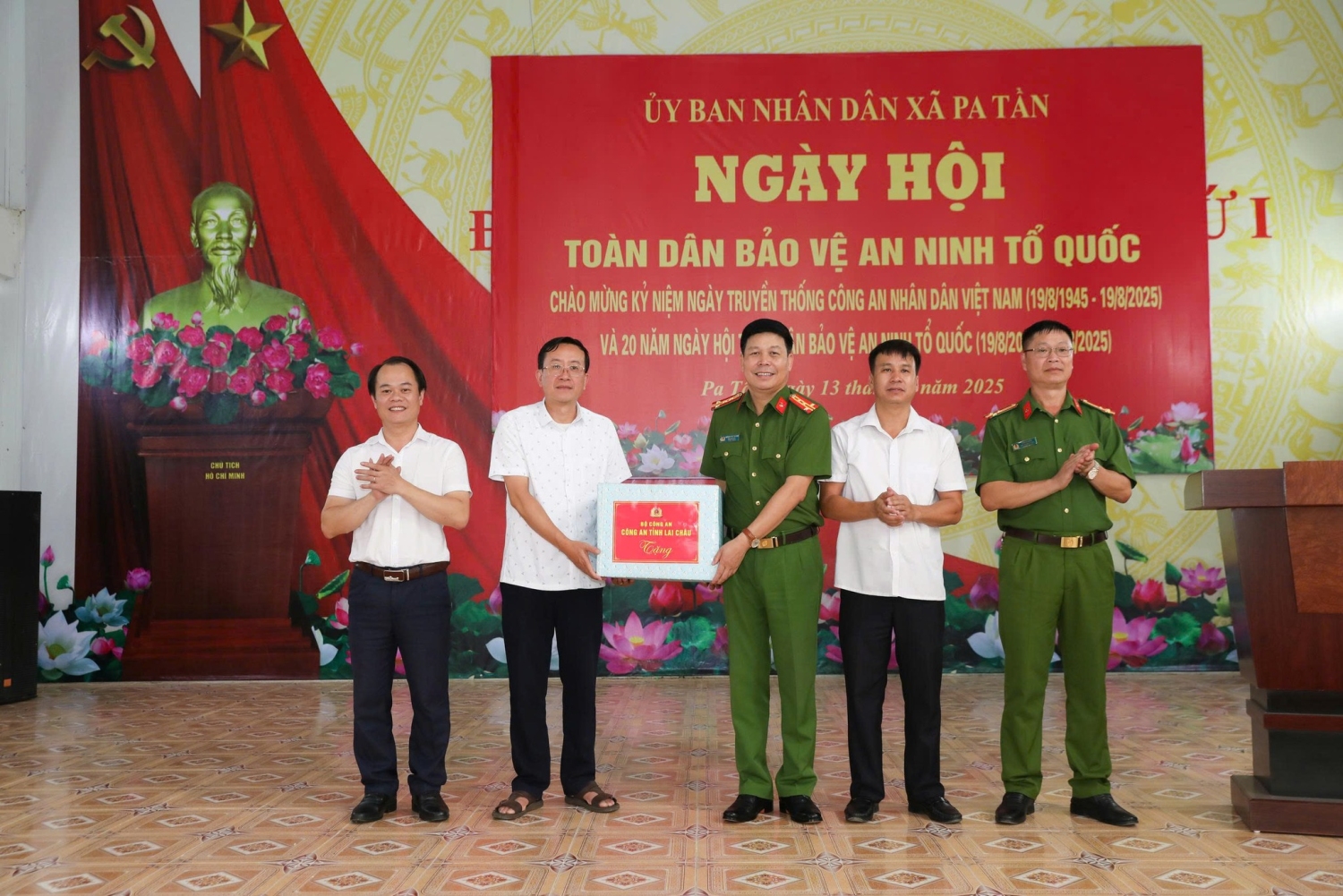 Đại tá Khoàng Văn Thương thay mặt Ban Giám đốc Công an tỉnh tặng quà cho cấp uỷ, chính quyền xã.