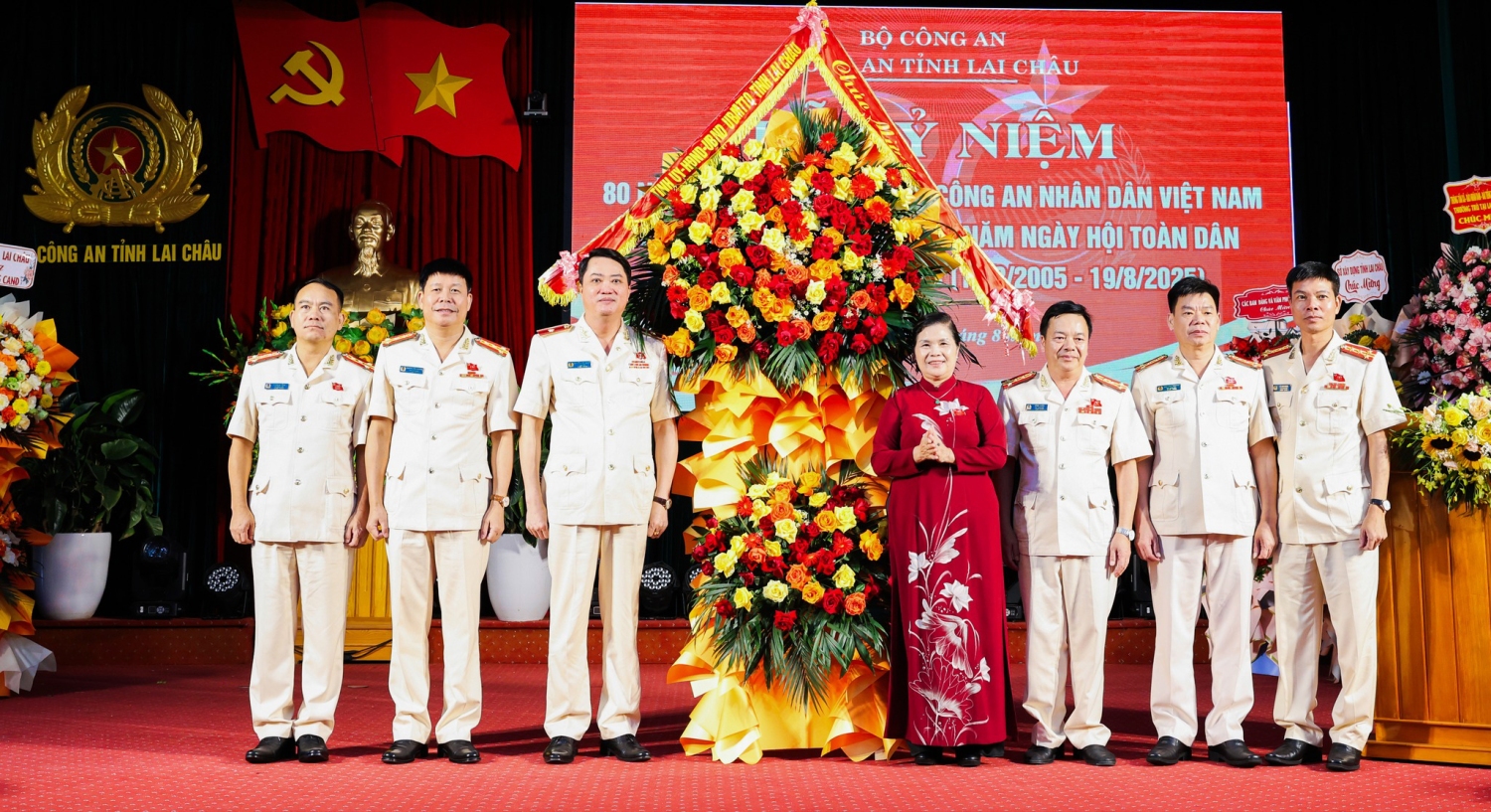Bí thư Tỉnh ủy tặng hoa Chúc mừng 80 năm Ngày truyền thống Công an nhân dân và 20 năm Ngày hội toàn dân bảo vệ ANTQ.