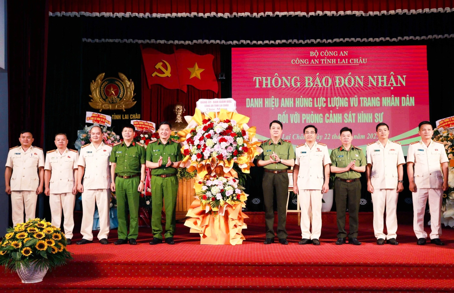 Công an tỉnh đã tổ chức vinh danh, chúc mừng thành tích, chiến công của Phòng Cảnh sát hình sự được phong tặng danh hiệu “Anh hùng lực lượng vũ trang nhân dân”