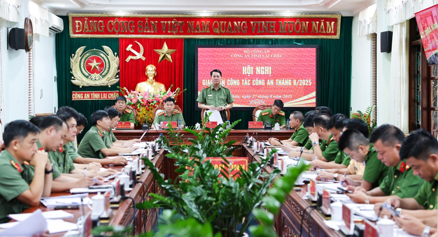 Thiếu tướng, Tiến sĩ Nguyễn Viết Giang - Uỷ viên Ban Thường vụ Tỉnh uỷ, Giám đốc Công an tỉnh chủ trì hội nghị.