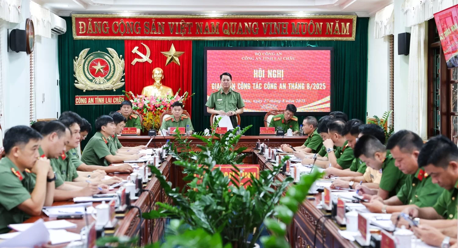 Thiếu tướng, Tiến sĩ Nguyễn Viết Giang - Uỷ viên Ban Thường vụ Tỉnh uỷ, Giám đốc Công an tỉnh chủ trì hội nghị.