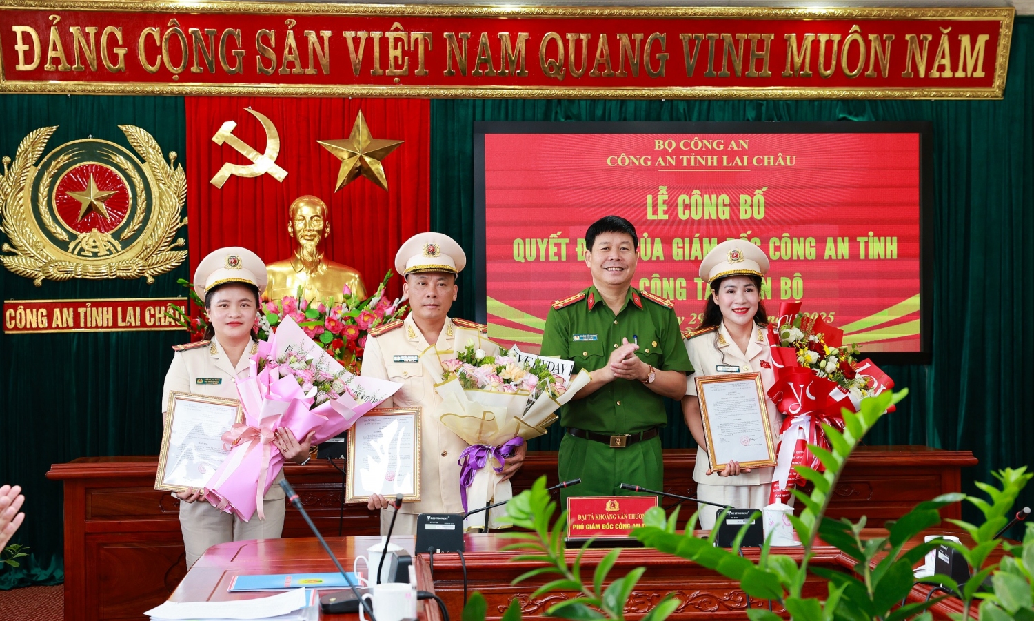 Đại tá Khoàng Văn Thương – Phó Giám đốc Công an tỉnh trao quyết định điều động của Giám đốc Công an tỉnh đối với 3 đồng chí.
