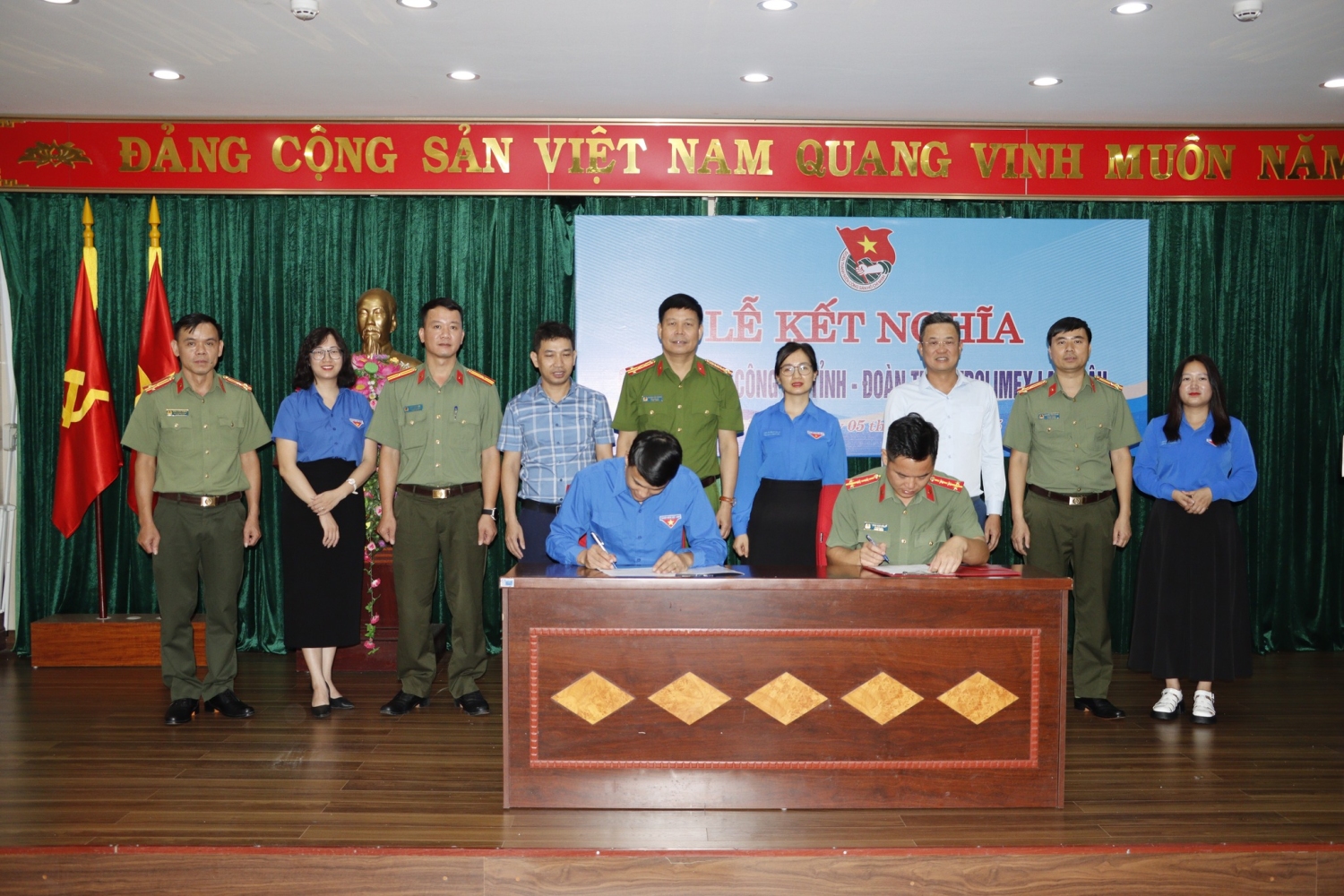 Đoàn thanh niên 2 đơn vị tiến hành ký kết nghĩa.
