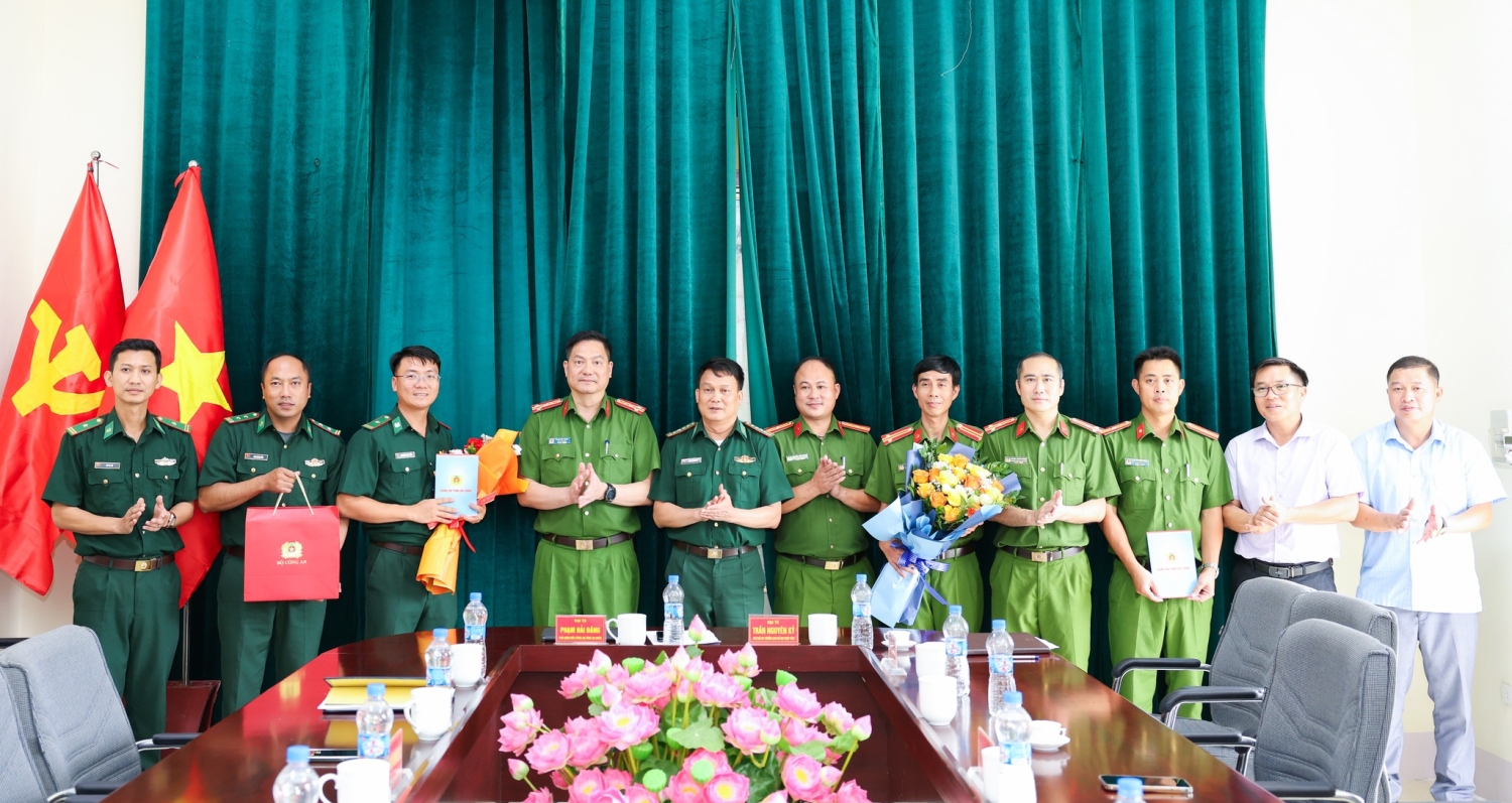 Đại tá Phạm Hải Đăng – Phó Giám đốc, Thủ trưởng Cơ quan Cảnh sát điều tra Công an tỉnh và Đại tá Trần Nguyên Kỷ – Phó Chỉ huy trưởng Ban chỉ huy Bộ đội Biên phòng trao phần thưởng biểu dương hai đơn vị