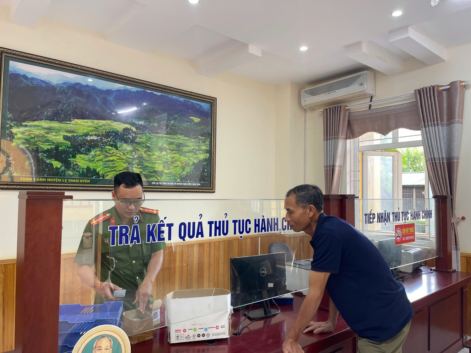 Cán bộ Công an xã Than Uyên trong công tác tiếp dân, giải quyết thủ tục hành chính – thể hiện tinh thần phục vụ nhân dân, góp phần giữ vững an ninh, trật tự từ cơ sở