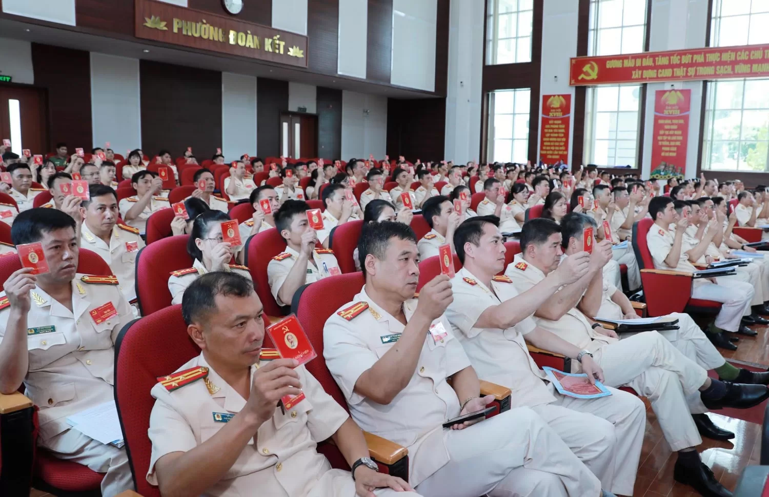 Biểu quyết các nội dung tại Đại hội