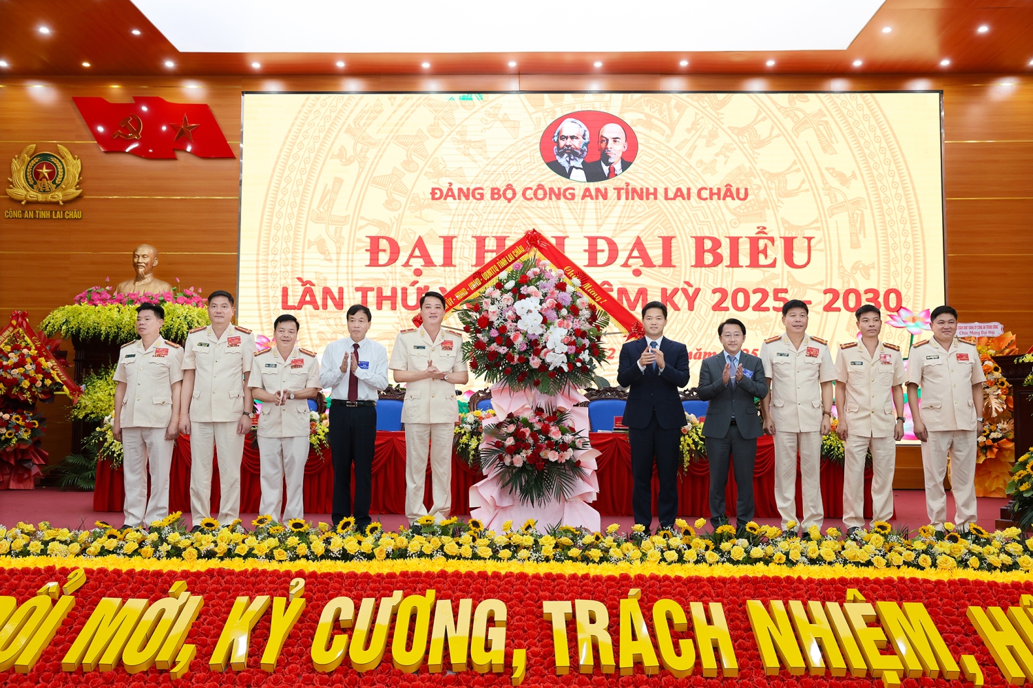 Các đồng chí Thường trực Tỉnh uỷ tặng hoa chúc mừng Đại hội