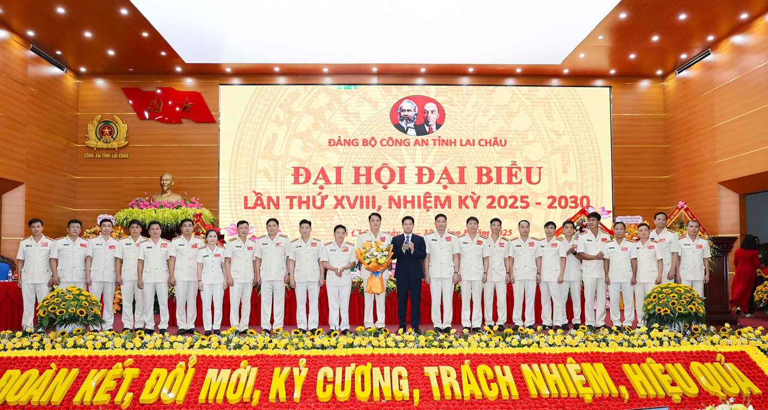 Đồng chí Vũ Mạnh Hà – Ủy viên dự khuyết Ban Chấp hành Trung ương Đảng, Phó Bí thư Thường trực Tỉnh ủy Lai Châu tặng hoa chúc mừng Ban Chấp hành Đảng bộ Công an tỉnh Lai Châu lần thứ XVIII, nhiệm kỳ 2025-2030
