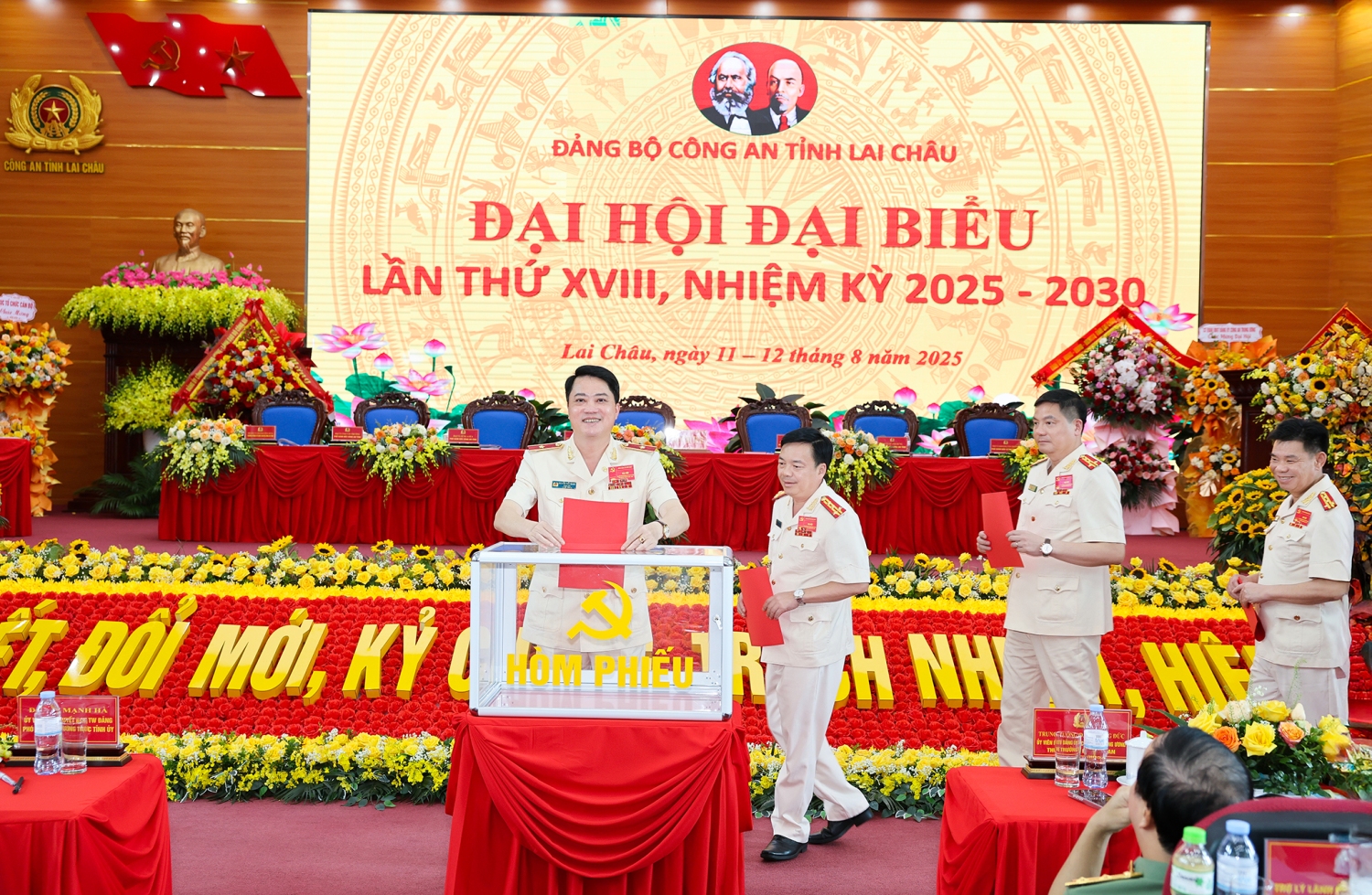 Đại biểu bỏ phiếu bầu Ban Chấp Hành Đảng bộ Công an tỉnh
