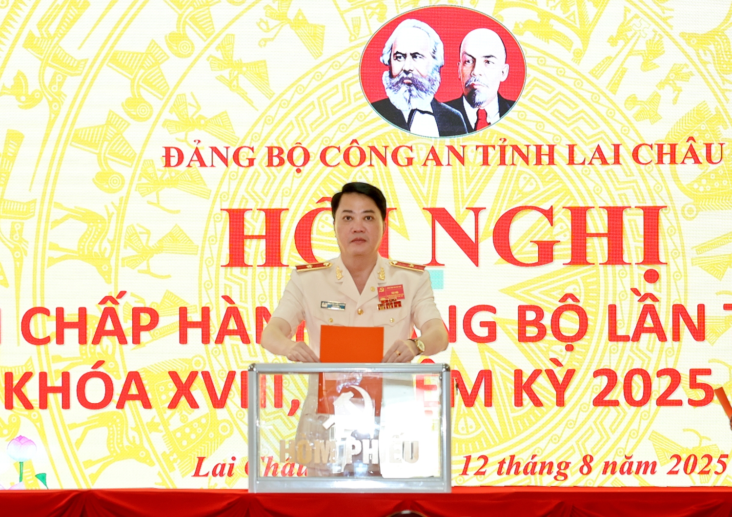 Đại biểu bỏ phiếu bầu Ban Thường vụ Đảng uỷ Công an tỉnh nhiệm kỳ 2025 2030