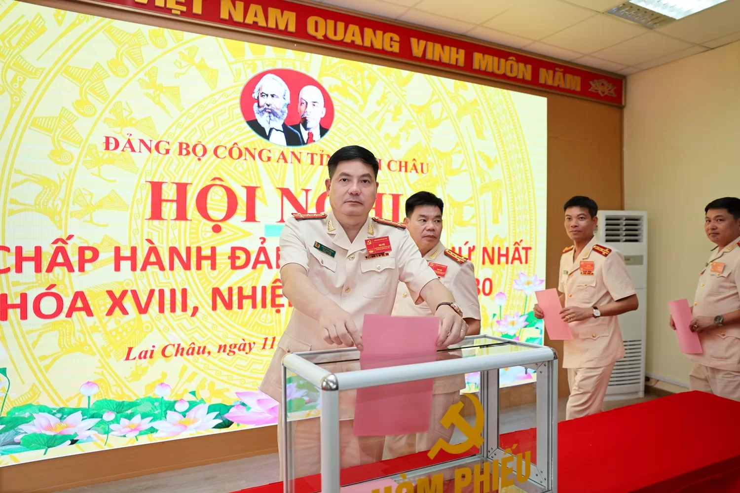 Đại biểu bỏ phiếu bầu Bí Thư Đảng uỷ Công an tỉnh nhiệm kỳ 2025 2030