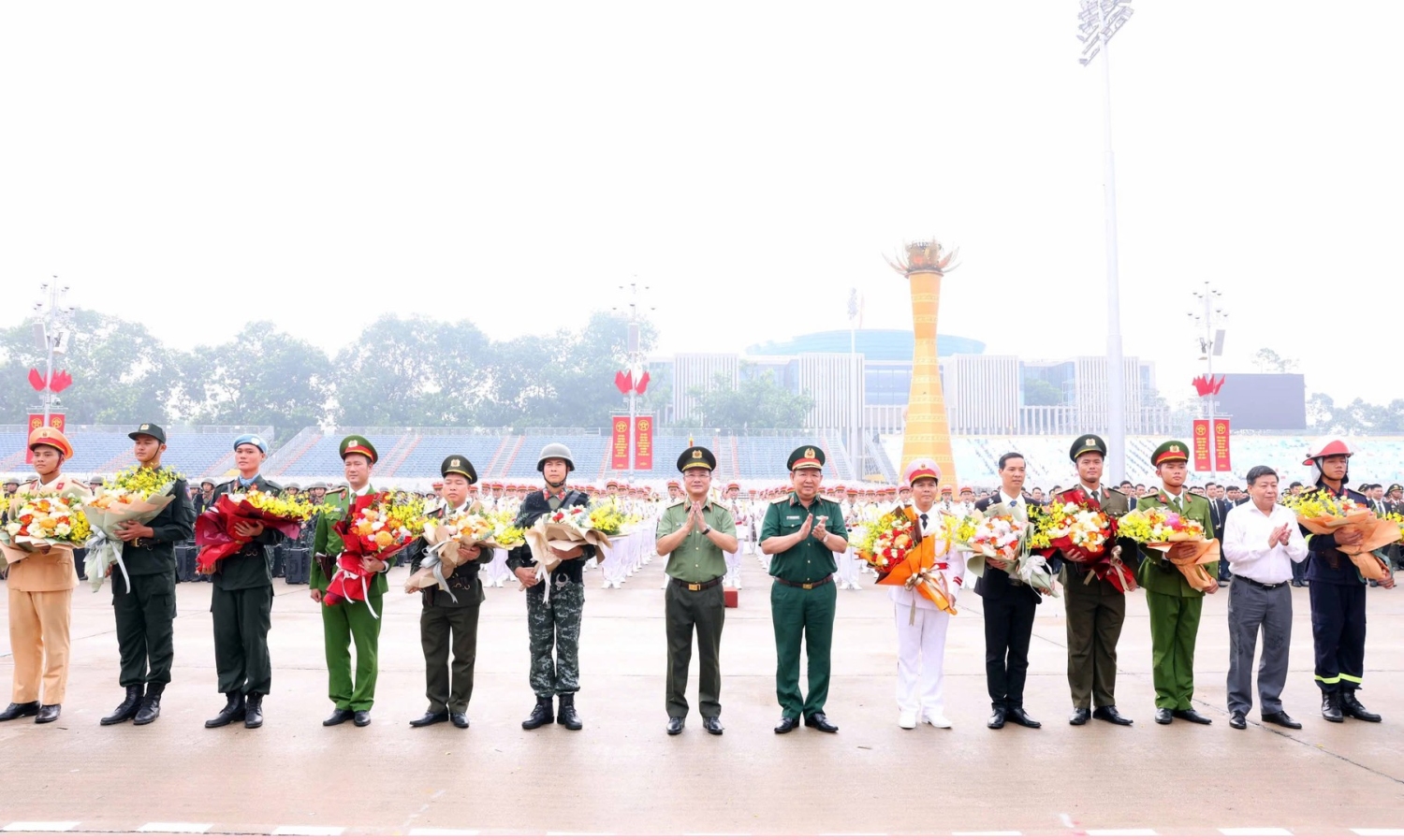 Đại diện lãnh đạo tặng hoa cho đại diện các lực lượng tham gia Lễ xuất quân