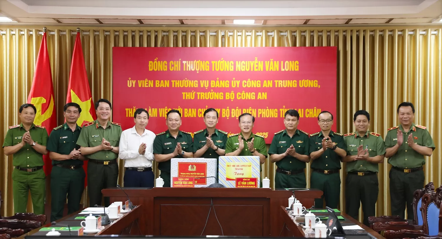 Đồng chí Thứ Trưởng Bộ Công an Nguyễn Văn Long và Chủ tịch UBND tỉnh Lai Châu Lê Văn Lương tặng quà Ban Chỉ huy Bộ đội Biên phòng tỉnh