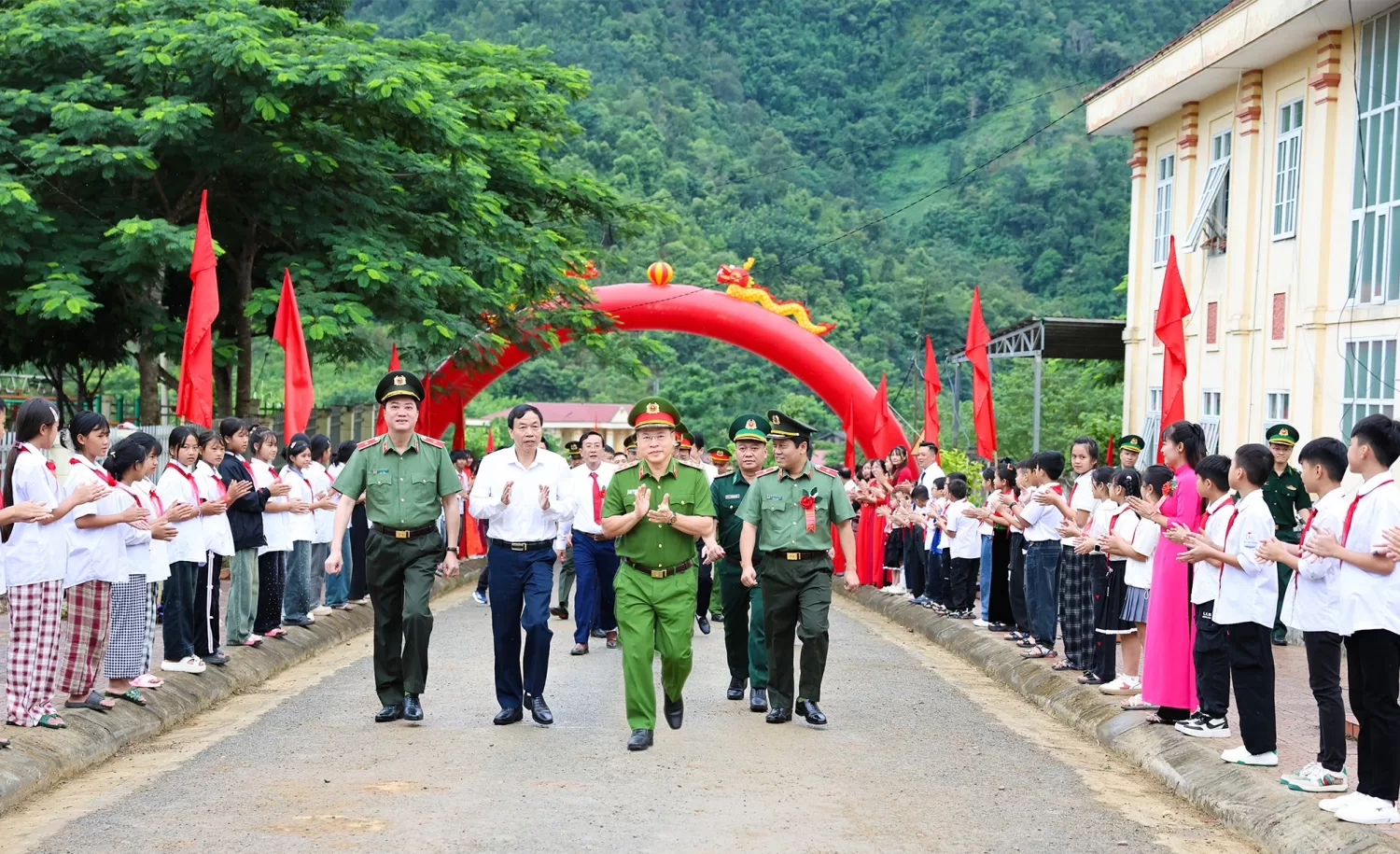 Giáo viên, học sinh trên địa bàn đón tiếp đại biểu Bộ Công an và tỉnh Lai Châu