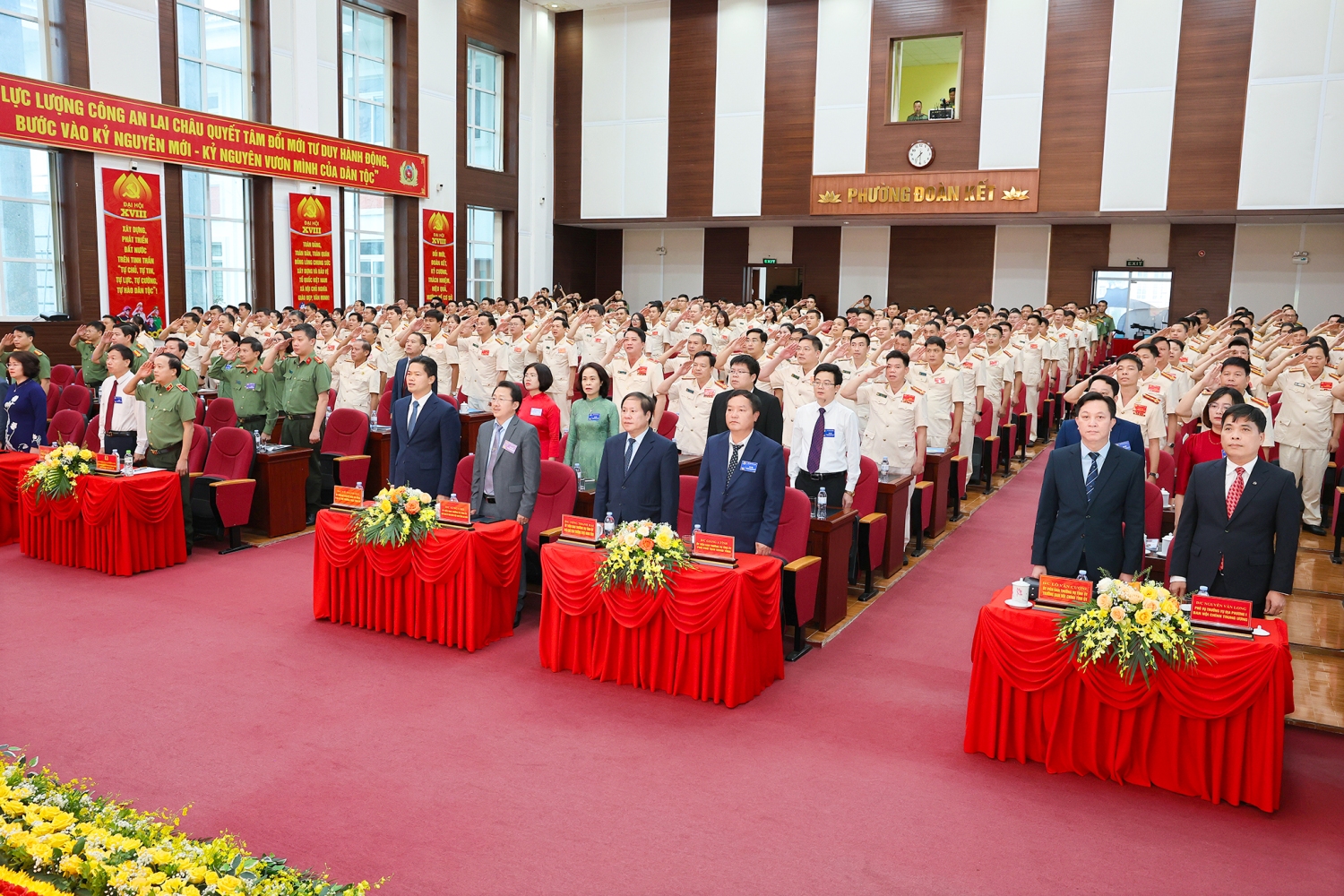 Nghi lễ Chào cơ nghiêm trang tại Đại hội