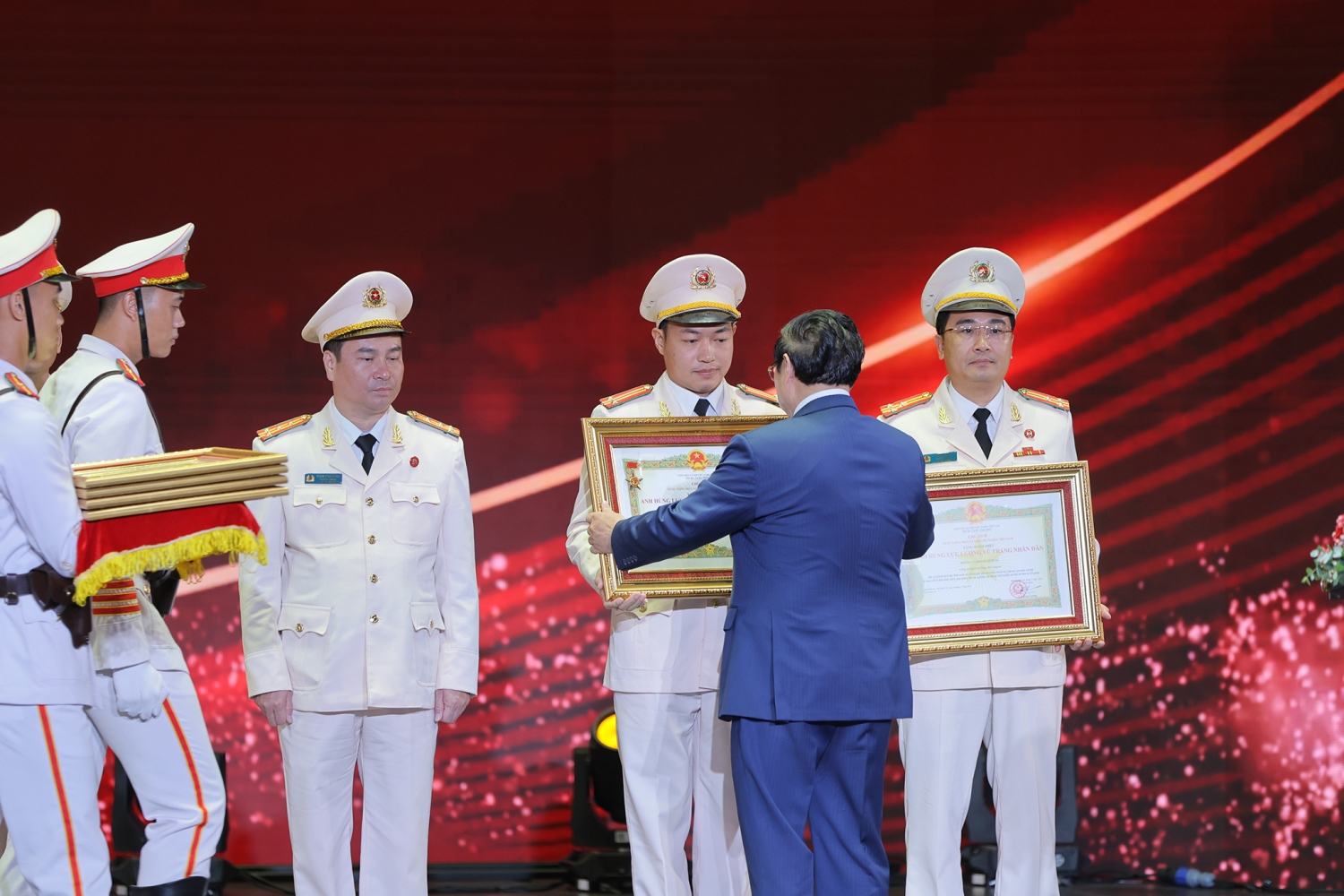 Thượng tá Vũ Tiến Văn - Trưởng phòng Cảnh sát hình sự, Đại diện đơn vị vinh dự nhận danh hiệu Anh hùng lực lượng vũ trang nhân dân do Chủ tịch nước phong tặng.