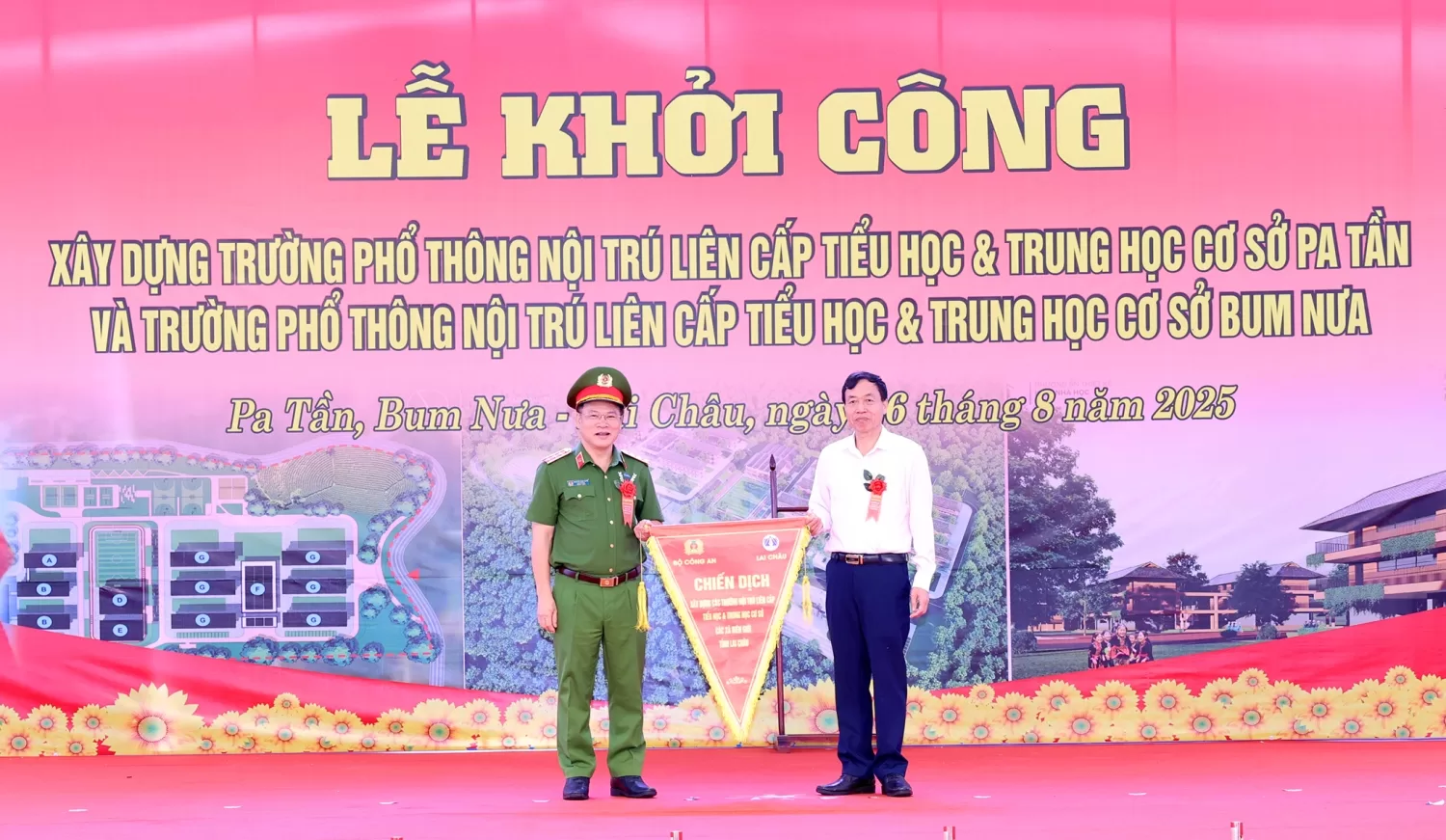 Thứ trưởng Nguyễn Văn Long trao tặng Cờ thi đua quyết tâm hoàn thành xây dựng công trình cho Ban Chỉ đạo tỉnh Lai Châu