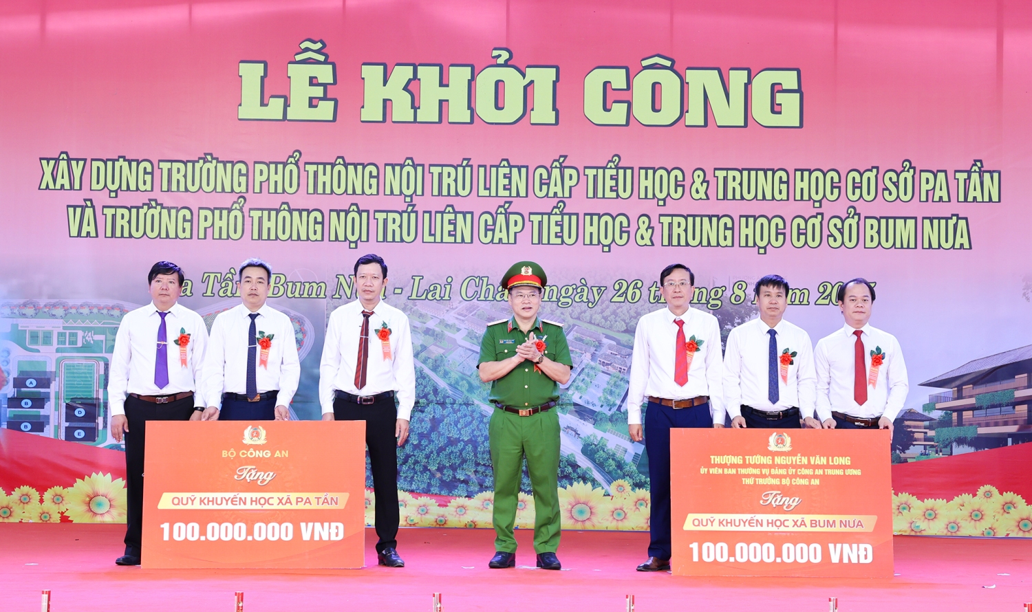 Thượng tướng Nguyễn Văn Long Thứ trưởng Bộ Công an trao cho quỹ khuyến học xã Pa Tần và Bum Nưa mỗi xã 100 triệu đồng