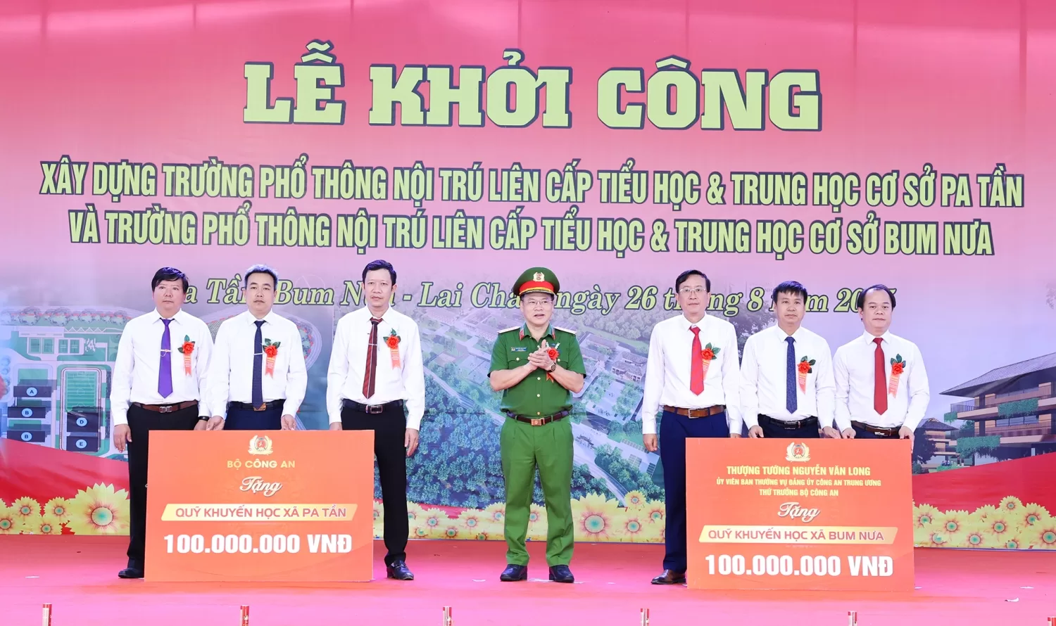 Thượng tướng Nguyễn Văn Long Thứ trưởng Bộ Công an trao cho quỹ khuyến học xã Pa Tần và Bum Nưa mỗi xã 100 triệu đồng