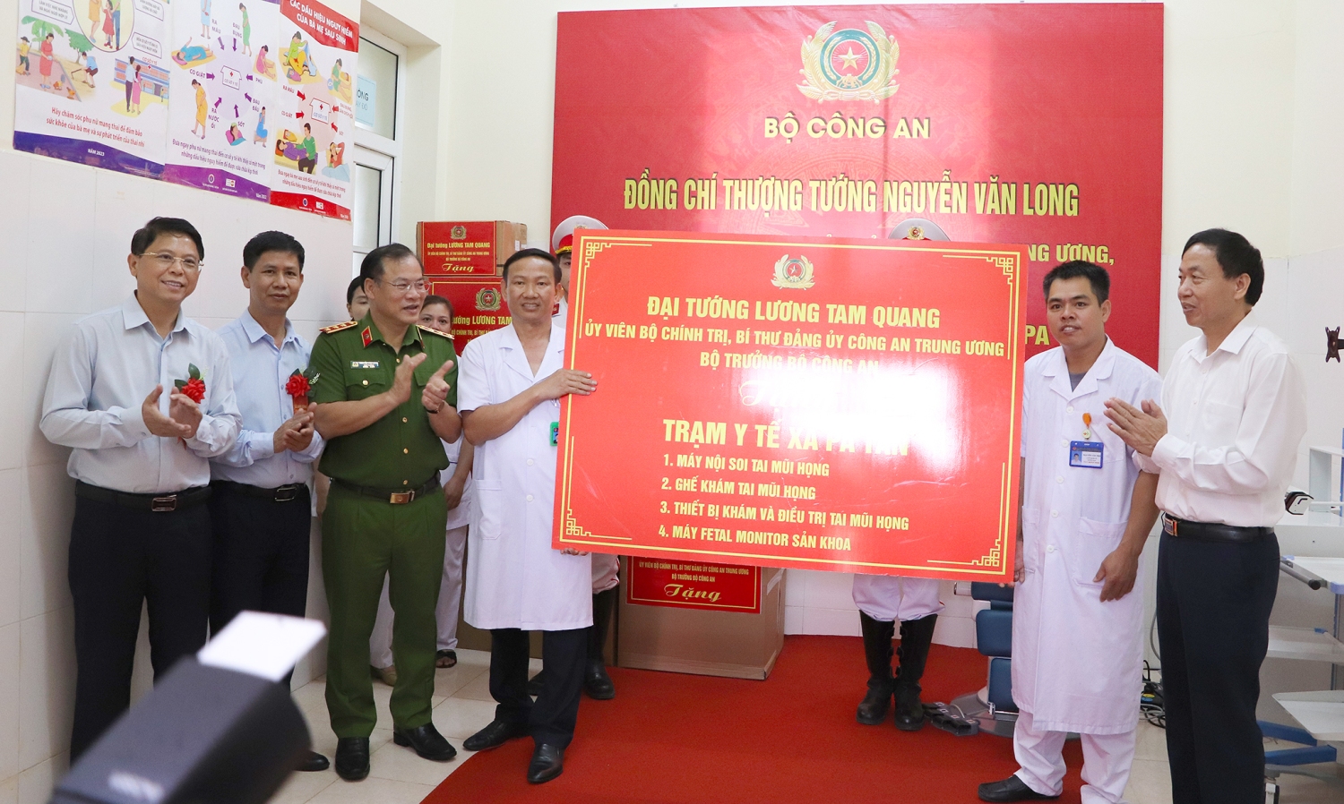 Thượng tướng Nguyễn Văn Long Thứ trưởng Bộ Công an trao thiết bị y tế cho Trạm y tế Pa Tần