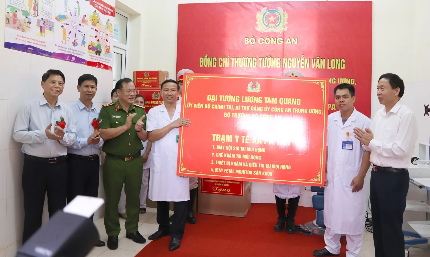 Thượng tướng Nguyễn Văn Long Thứ trưởng Bộ Công an trao thiết bị y tế cho Trạm y tế Pa Tần