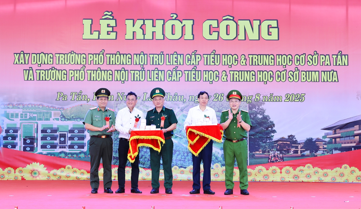 Thượng tướng Nguyễn Văn Long Thứ trưởng Bộ Công an và các doanh nghiệp trao tặng hơn 1 000 chiếc điện thoại thông minh cho bà con nhân dân các xã biên giới tỉnh Lai Châu phục vụ Chương trình chuyển đổi số
