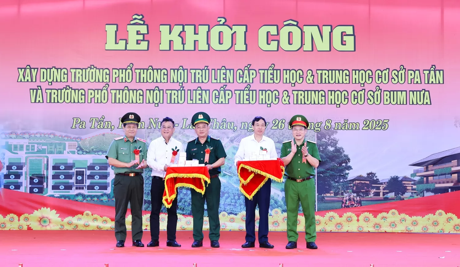 Thượng tướng Nguyễn Văn Long Thứ trưởng Bộ Công an và các doanh nghiệp trao tặng hơn 1 000 chiếc điện thoại thông minh cho bà con nhân dân các xã biên giới tỉnh Lai Châu phục vụ Chương trình chuyển đổi số