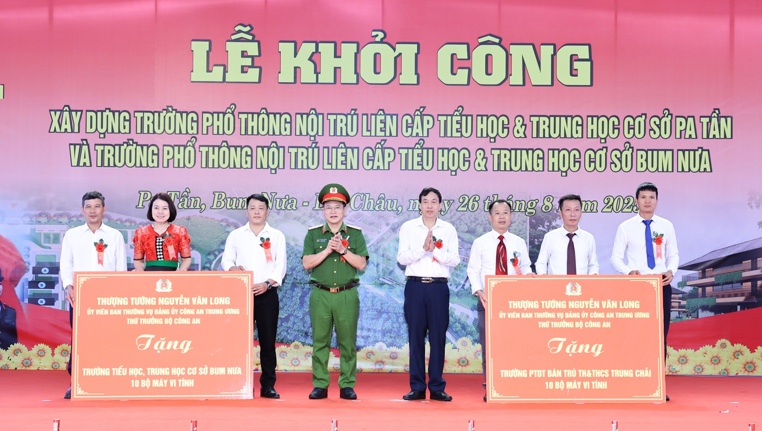 Thượng tướng Nguyễn Văn Long Thứ trưởng Bộ Công an và đồng chí Lê Văn Lương Chủ tịch UBND tỉnh Lai Châu trao 20 bộ máy vi tính của Bộ trưởng Bộ Công an cho 2 trường liên cấp xã Pa Tần và Bum